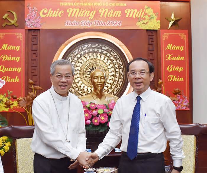 Tổng giám mục Nguyễn Năng đến chúc Tết Thành ủy TP.HCM và Bí thư Nguyễn Văn Nên