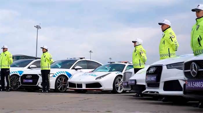 Cảnh sát Istanbul đưa vào đội xe tuần tra Ferrari, Bentley và Porsche bị tịch thu trong chiến dịch chống ma túy