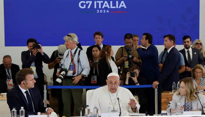 Giáo hoàng Francis kêu gọi cảnh giác với vũ khí sử dụng AI