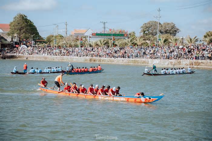 Giải đua thuyền ở Đắk Lắk tạm hoãn giữa chừng vì đội đua phản ứng