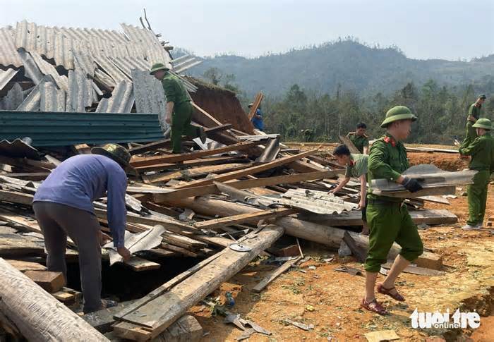 Công an đội nắng giúp dân sửa nhà sau mưa đá, dông lốc