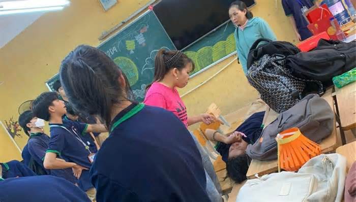 Vụ nữ sinh quỳ khóc trước cửa lớp: Sở yêu cầu xác minh, xử lý nghiêm nếu có vi phạm