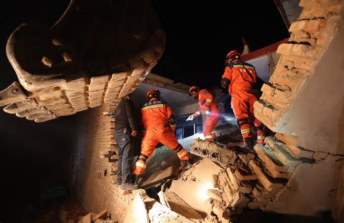 Nhân chứng kể 'như bị hất tung' giữa động đất Trung Quốc