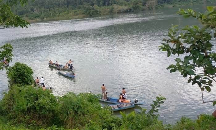 Lật ghe chở 8 người trên lòng hồ thủy điện ở Quảng Nam: Tìm thấy thi thể nạn nhân mất tích