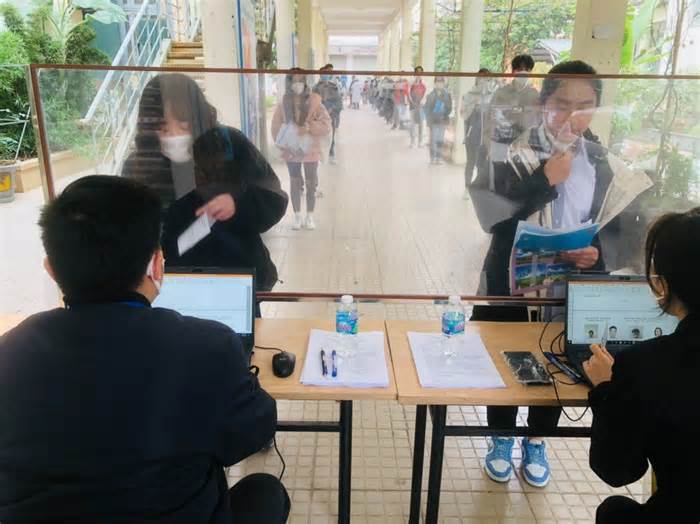 Vật vã đăng kí thi đánh giá năng lực: Những câu hỏi cần Đại học Quốc gia Hà Nội trả lời