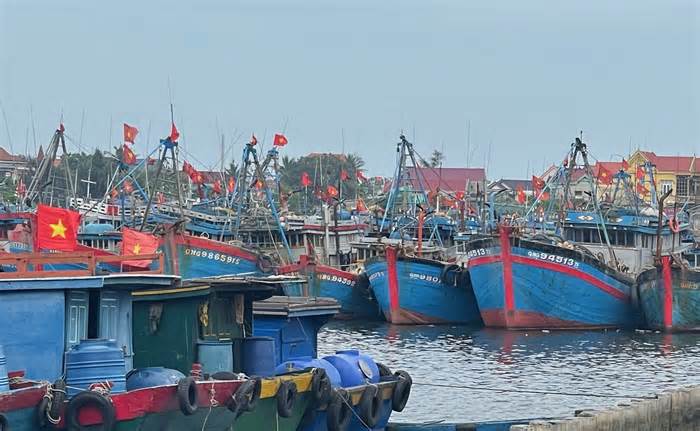 Quảng Bình: Hai tàu cá bị chìm trên biển, ba người mất tích