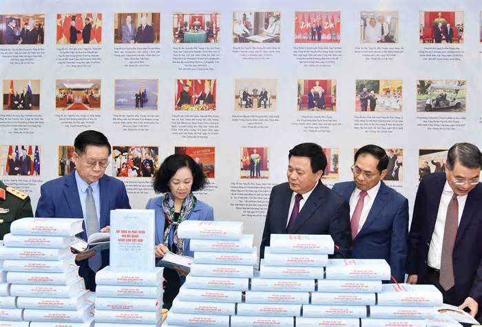 Ra mắt sách của Tổng Bí thư Nguyễn Phú Trọng về nền ngoại giao đậm bản sắc 'cây tre Việt Nam'