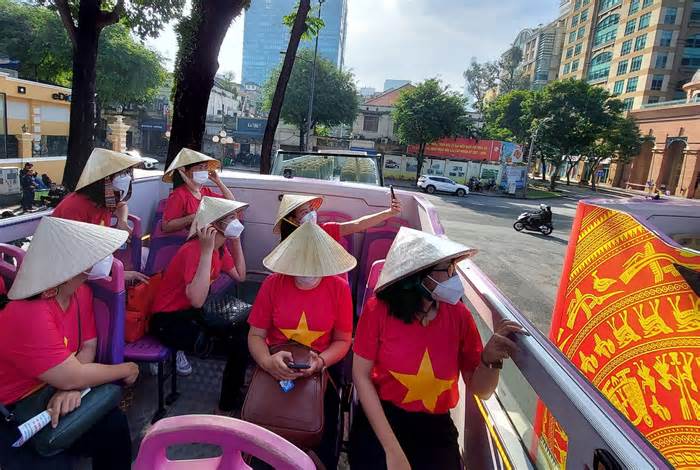Bị dừng đón trả khách trên đường Nguyễn Huệ, đơn vị vận hành xe buýt 2 tầng nói gì?