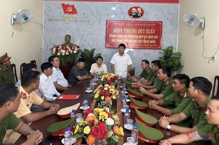 Thưởng nóng lực lượng truy bắt 3 kẻ bị truy nã vụ tấn công trụ sở xã ở Đắk Lắk