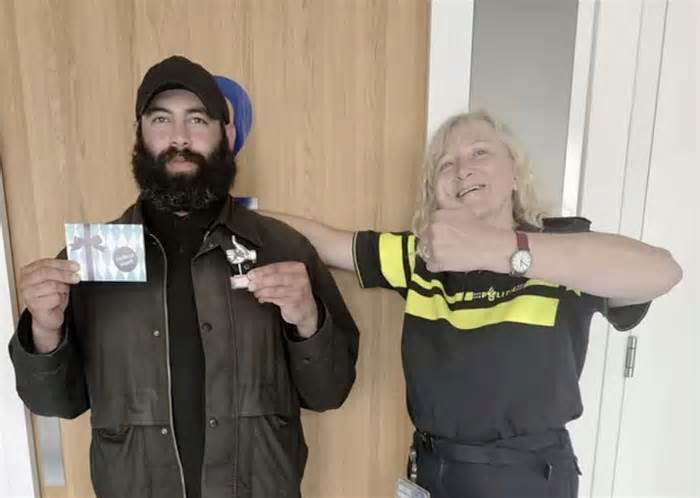 Người vô gia cư 'đổi đời' vì trao cho cảnh sát ví tiền đánh rơi 2.100 USD