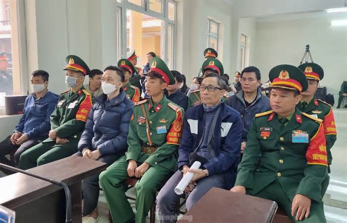 Tổng giám đốc Công ty Việt Á và nhóm cựu sĩ quan Học viện Quân y hầu tòa