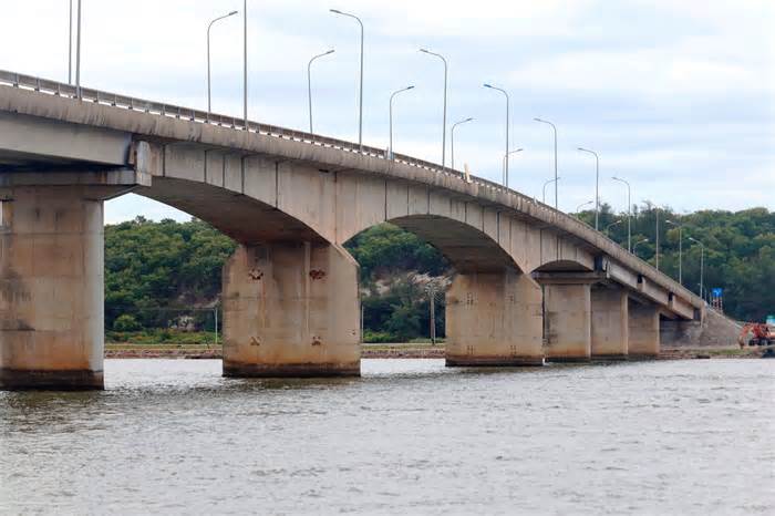 Cận cảnh cây cầu vượt đầm phá tại Huế được dân kiến nghị ‘trả lại tên’