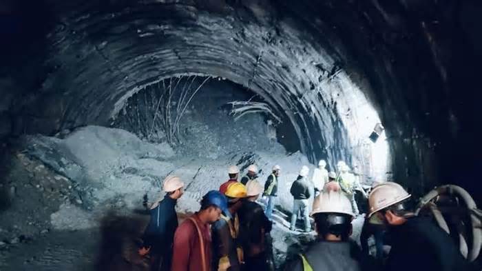 40 công nhân Ấn Độ kẹt trong đường hầm đều an toàn
