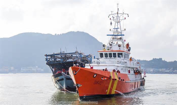 Cứu 39 thuyền viên, cùng tàu cá Quảng Ngãi gặp nạn trên biển