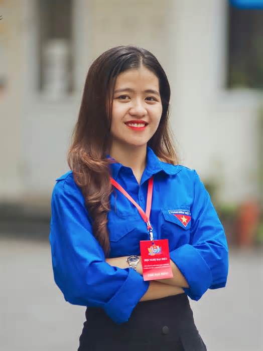 Nữ đảng viên trẻ trong màu áo xanh tình nguyện
