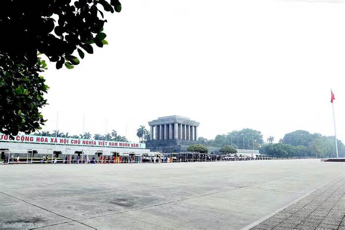 Đoàn Bộ Ngoại giao vào Lăng viếng Bác nhân kỷ niệm 134 năm Ngày sinh Chủ tịch Hồ Chí Minh