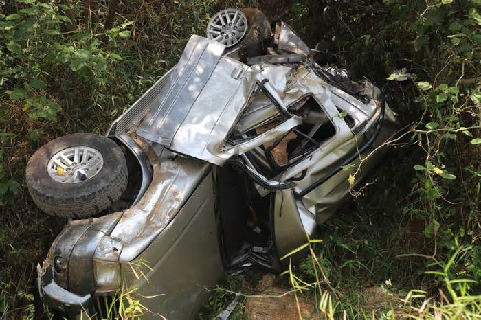 Lâm Đồng: Xe ôtô rơi xuống vực sâu 40m, 2 ông cháu tử vong