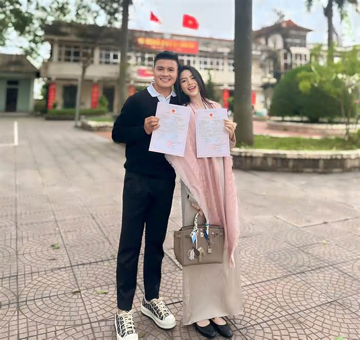 Quang Hải và Chu Thanh Huyền nhận giấy chứng nhận kết hôn