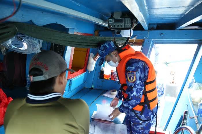 Vùng Cảnh sát biển 4 bắt tàu chở 30.000 lít dầu DO trái phép trong đêm