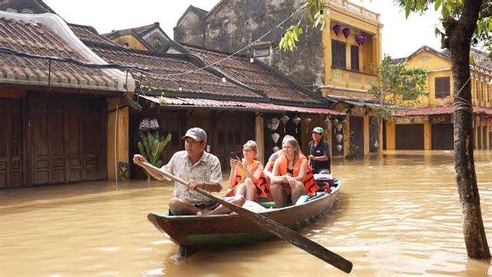 Ngập lụt ở Hội An thành sản phẩm du lịch độc đáo của Quảng Nam