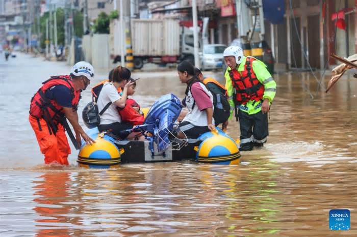 Trung Quốc chuẩn bị hứng bão mới khi vừa chịu lũ lụt lịch sử