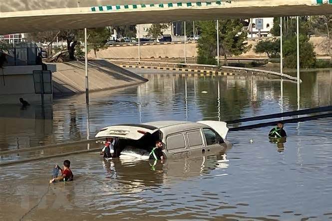 Ai Cập điều tàu sân bay tới hỗ trợ các nạn nhân lũ lụt tại Libya