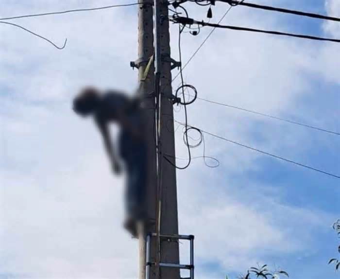 Người đàn ông nghi bị điện giật, treo lơ lửng trên cột điện