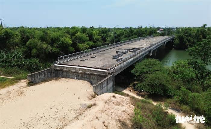 Bi hài hàng loạt cây cầu ở Quảng Nam xây xong đã lâu, chưa thấy đường dẫn