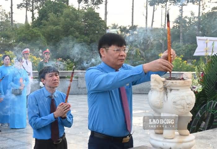 Đoàn đại biểu Đại hội XI Công đoàn tỉnh Tiền Giang viếng Nghĩa trang liệt sĩ