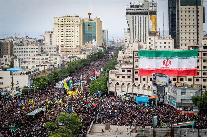 Người dân tiễn biệt cố Tổng thống Iran trước lễ an táng