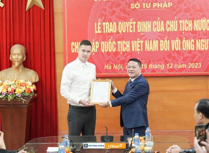 Thủ môn Nguyễn Filip xúc động trong ngày nhận quốc tịch Việt Nam