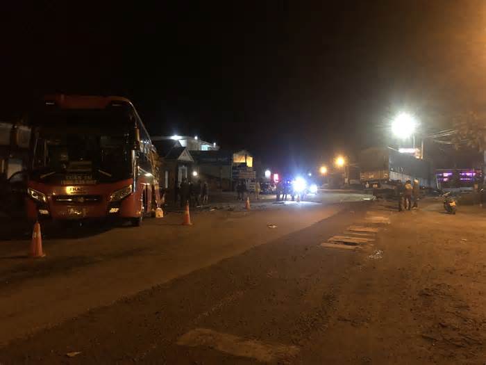 Quảng Ngãi: Xe khách giường nằm va chạm xe tải, 4 người thương vong