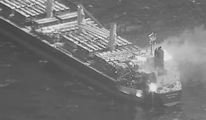 Một thuyền viên Việt Nam thiệt mạng khi tàu chở hàng trúng tên lửa tại Biển Đỏ
