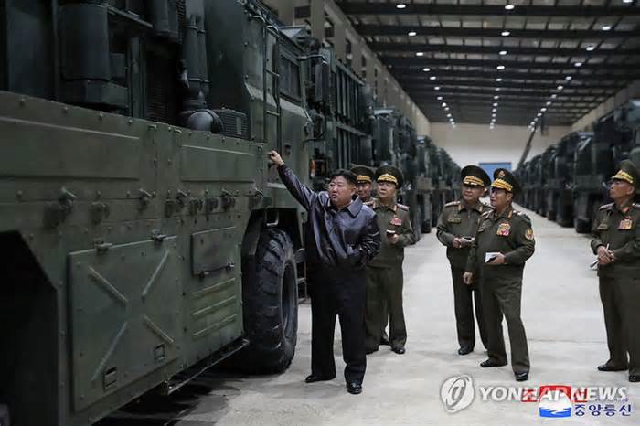 Ông Kim Jong Un thăm kho vũ khí, nói về quá trình chuẩn bị cho chiến tranh