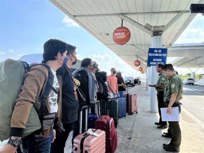 Đưa 9 người Malaysia ra sân bay Tân Sơn Nhất, trục xuất về nước
