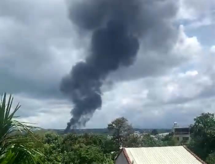 Cột khói cháy bốc cao gần khu vực sân bay Pleiku