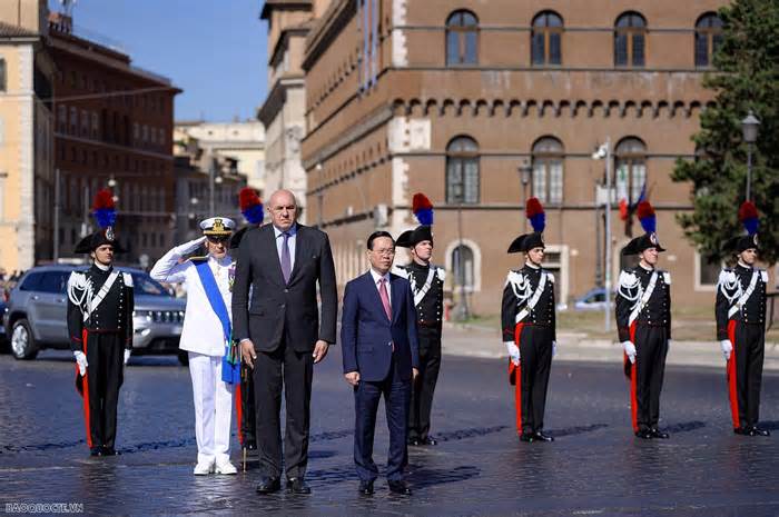 Hình ảnh Chủ tịch nước và phu nhân đặt vòng hoa tại Đài Tổ quốc Italy