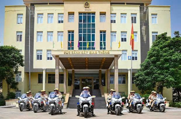 Cục CSGT bàn giao cho các tỉnh thành 30 siêu môtô dẫn đoàn
