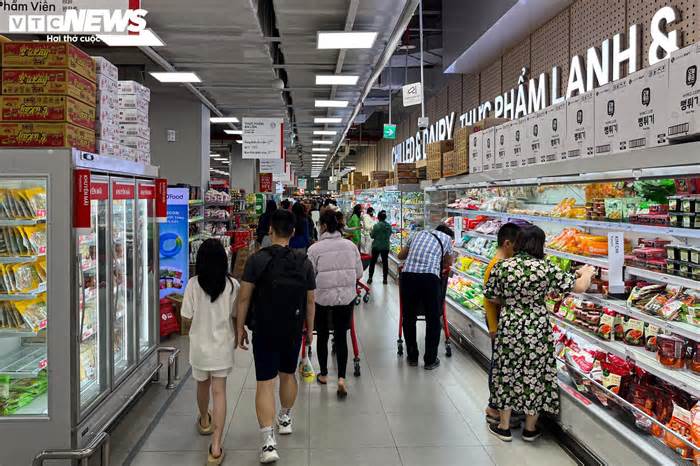 Hàng hóa đầy ắp siêu thị sau kỳ nghỉ Tết Giáp Thìn 2024