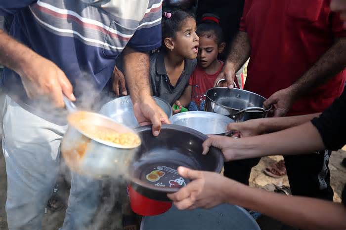 Hàng nghìn người ở Gaza xông vào kho hàng cứu trợ