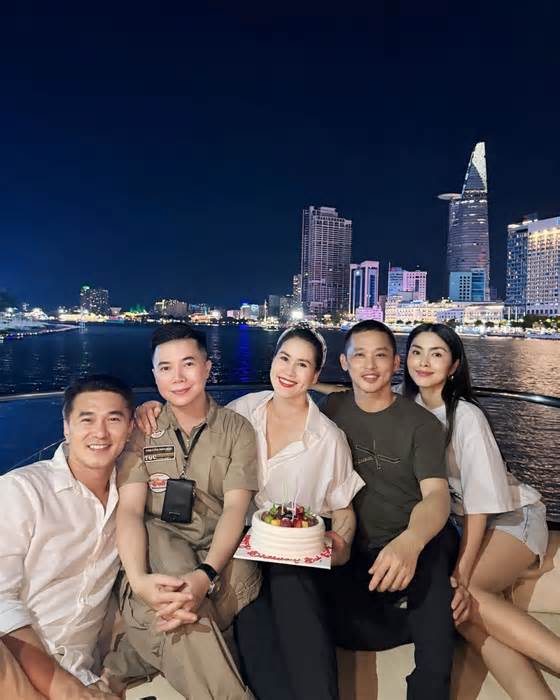 Vợ chồng Hà Tăng ngắm pháo hoa trên du thuyền cùng bạn bè