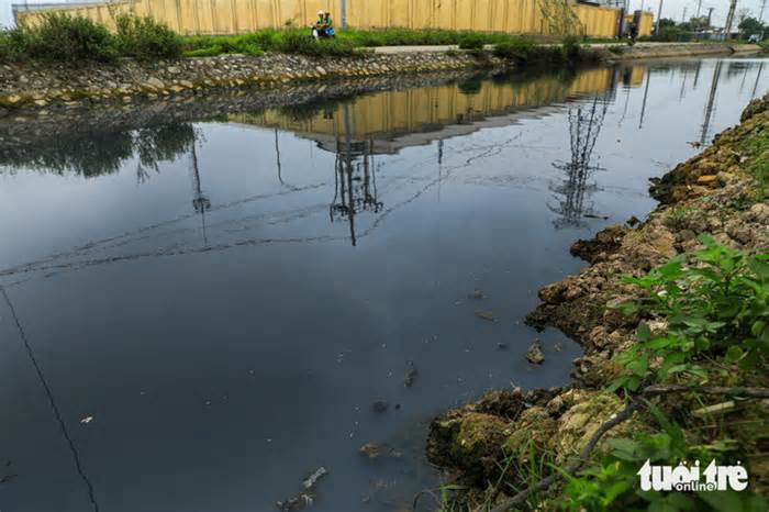 Ô nhiễm khủng khiếp phía sau khu công nghiệp: Do nước bên ngoài chảy ngược vào?
