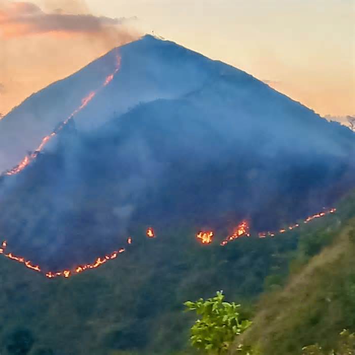 Cháy trên núi Cô Tiên, đã đưa 25 người cắm trại xuống núi