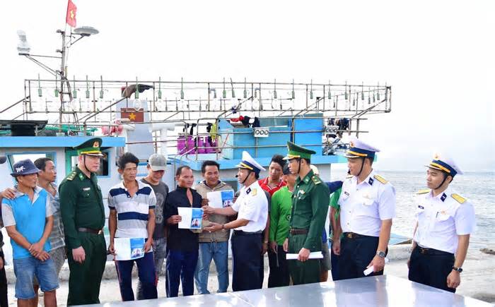 Hải quân đưa tàu cá và 14 ngư dân Bình Định gặp nạn về bờ an toàn
