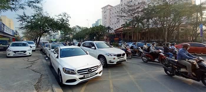 Nhiều ôtô bất động dưới lòng đường Nguyễn Văn Huyên trong giờ cao điểm