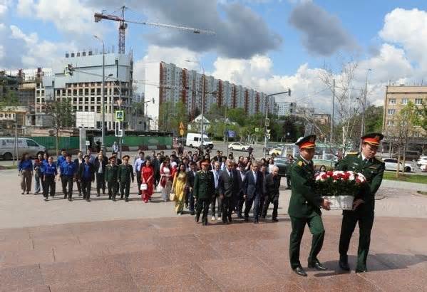 Cộng đồng người Việt tại Nga dâng hoa tưởng nhớ Chủ tịch Hồ Chí Minh