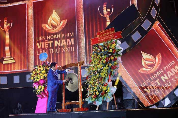 Phó Thủ tướng Trần Hồng Hà đánh cồng khai mạc Liên hoan Phim Việt Nam