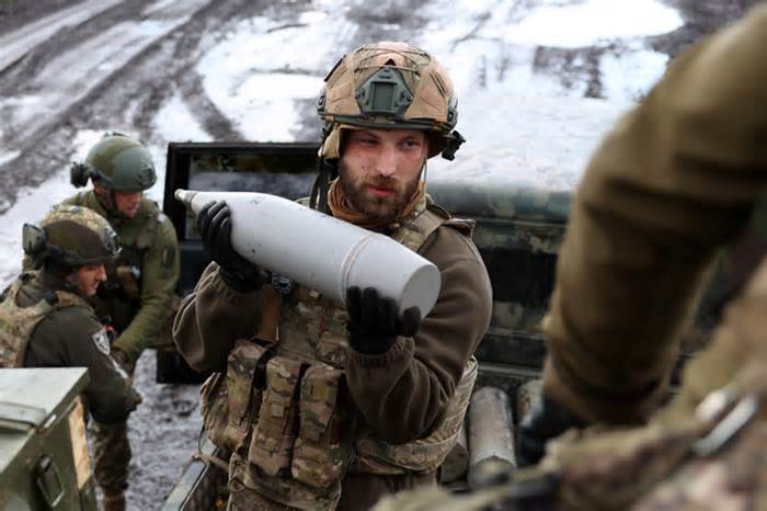 Ukraine chỉ có thể bắn tối đa 2.000 quả đạn pháo mỗi ngày