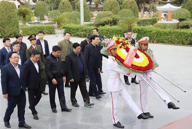 Thủ tướng Phạm Minh Chính dâng hương tưởng niệm các Anh hùng liệt sĩ tại Điện Biên