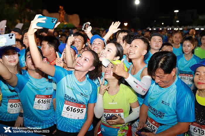 Ngọc Châu, Thủy Tiên rủ nhau chạy 21km ở VnExpress Marathon Huế